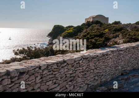 Corsica: la costruzione di pietra a livello internazionale Bouches de Bonifacio parco marino, riserva naturale sulle bianche scogliere calcaree di Bocche di Bonifacio Foto Stock