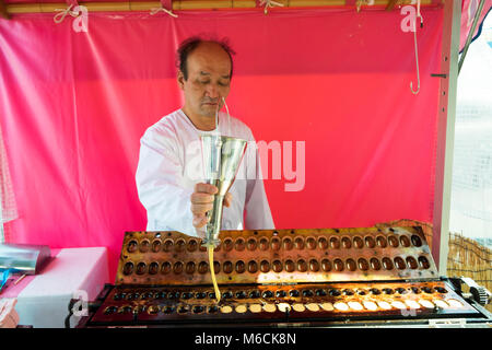 Dorayaki (dolce Bean) street food stall Tokyo, Giappone Foto Stock