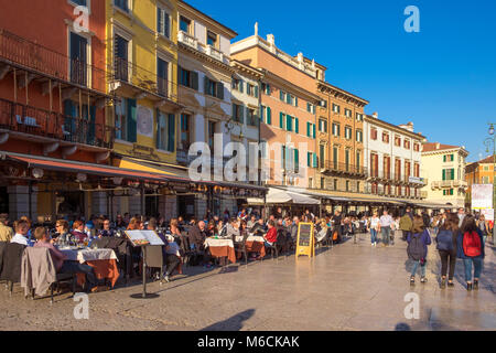 Ristoranti e caffè affollato di gente in Piazza Bra, Verona, Italia Foto Stock