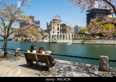 Fiume Ota, con Hiroshima Cupola della Bomba Atomica, Parco del Memoriale della Pace di Hiroshima, Giappone e turisti Foto Stock