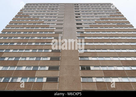 Una alta torre di blocco vicino al centro della città di Wolverhampton, West Midlands, Regno Unito Foto Stock