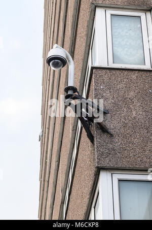 La protezione CCTV telecamera montata sulla parete di un alto edificio a torre a Wolverhampton, West Midlands, Regno Unito Foto Stock