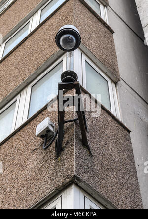 La protezione CCTV telecamera montata sulla parete di un alto edificio a torre a Wolverhampton, West Midlands, Regno Unito Foto Stock