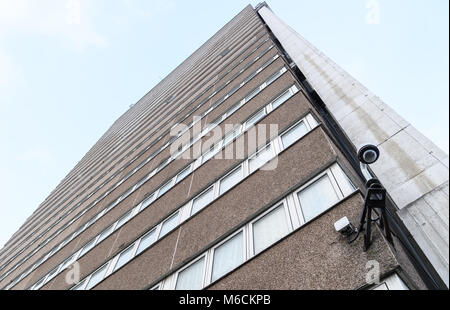 La protezione CCTV telecamera montata sulla parete di un alto edificio a torre a Wolverhampton, West Midlands, Regno Unito Foto Stock