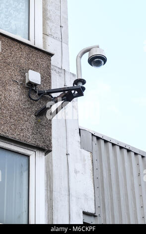 La protezione CCTV telecamera montata sulla parete di un alto edificio a torre a Wolverhampton, West Midlands, Regno Unito Foto Stock