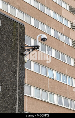 La protezione CCTV telecamera montata sulla parete di un alto edificio a torre a Wolverhampton, West Midlands, Regno Unito Foto Stock