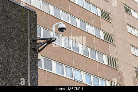 La protezione CCTV telecamera montata sulla parete di un alto edificio a torre a Wolverhampton, West Midlands, Regno Unito Foto Stock