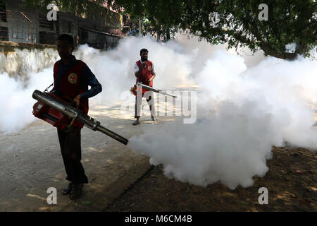 Un dipendente di Dhaka città del nord Corporation spray insetticida per uccidere le zanzare all università di Dhaka area. Dhaka 2018. Foto Stock