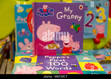 Libri per bambini, ragazzi, kid,child Peppa Pig libri sul display in un bookshop, London REGNO UNITO Foto Stock