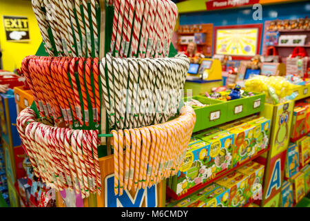 Zucchero candito canes display, Hamleys Toy shop, negozio, Londra UK London hamleys toy shop ripiano Foto Stock