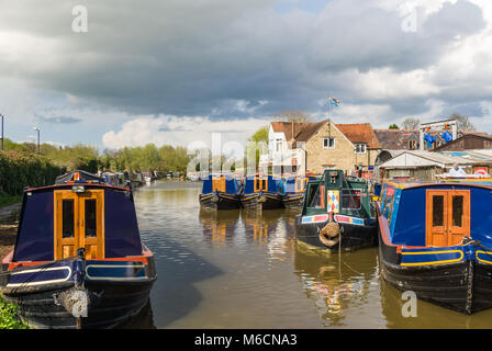 Oxfordshire barche strette, Oxford Canal a Heyford inferiore, Oxfordshire. Foto Stock