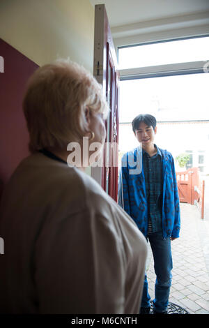 Un international overseas student consente a se stesso nel suo studente lasciate a casa. Foto Stock