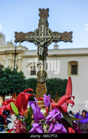 Antigua Guatemala - Marzo 15, 2015: Crocifisso & fiori durante la Quaresima in città con i più famosi alle celebrazioni della Settimana Santa in America Latina Foto Stock