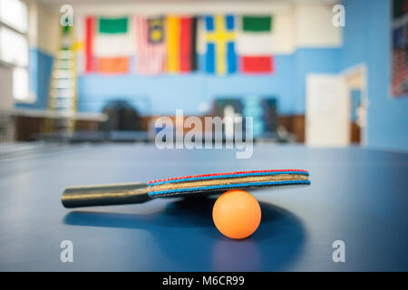 Dettagli dall'interno della Brighton e Hove club di tennis da tavolo, con i pipistrelli, palla, tavoli etc. Foto Stock