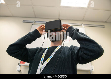 Attrezzatura utilizzata nell'insegnamento di anatomia umana in una classe medica Foto Stock