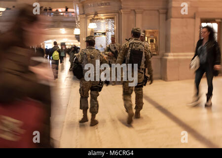 Esercito Nazionale guardie di pattuglia Grand Central Station, New York, NY, STATI UNITI D'AMERICA. Foto Stock