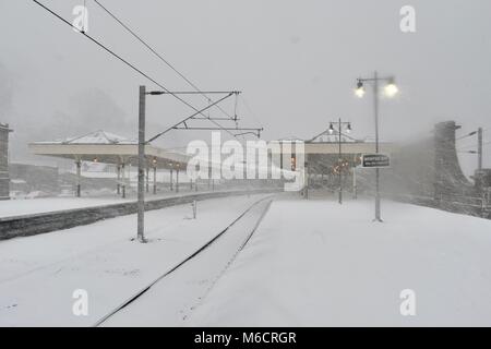 Vista sulla piattaforma verso la coperta di neve tettoie di Wemyss Bay station Foto Stock