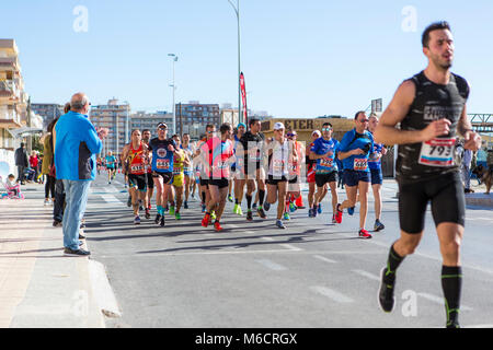 Santa Pola/Spagna - Januari 21 2018: Santa Pola Mezza Maratona. Migliaia di atleti partecipa al concorso in esecuzione. Foto Stock