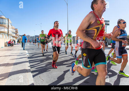 Santa Pola/Spagna - Januari 21 2018: Santa Pola Mezza Maratona. Migliaia di atleti partecipa al concorso in esecuzione. Foto Stock