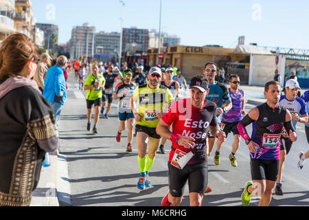 Santa Pola/Spagna - Januari 21 2018: Santa Pola Mezza Maratona. Migliaia di atleti partecipa al concorso in esecuzione. Foto Stock