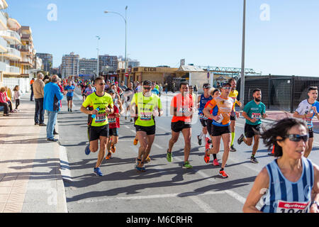 Santa Pola/Spagna - Januari 21 2018: Santa Pola Mezza Maratona. Migliaia di atleti partecipa al concorso in esecuzione. Foto Stock