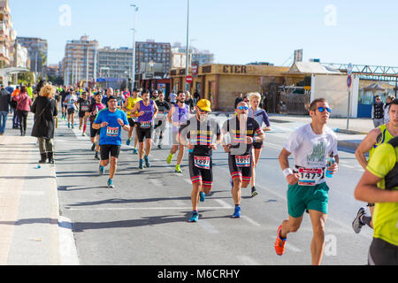 Santa Pola/Spagna - Januari 21 2018: Santa Pola Mezza Maratona. Migliaia di atleti partecipa al concorso in esecuzione. Foto Stock