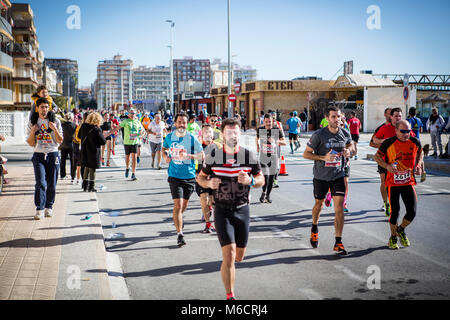 Santa Pola/Spagna - Januari 21 2018: Santa Pola Mezza Maratona. Migliaia di atleti partecipa al concorso in esecuzione. Foto Stock