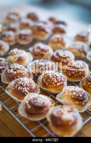 Partite di carni fresche ciambelle alla cannella stretto fuori dal forno. Foto Stock