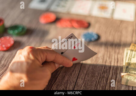 Tema Poker   legno tavolo con carte e chips Foto Stock