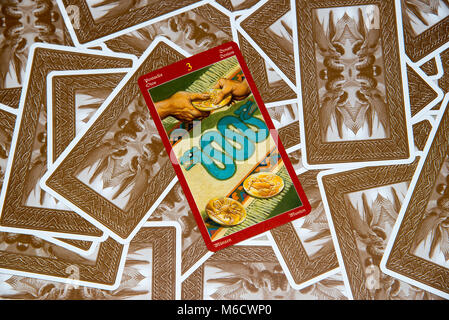 Mosca, Russia - 18 Febbraio 2018: carta dei Tarocchi tre di Pentacles. Dragon mazzo di tarocchi. Esoterica sfondo misterioso in stile gotico Foto Stock