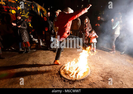 La gente festeggia il Charshanbe Suri, Festival del fuoco all'inizio del Capodanno persiano con il salto con il fuoco in un giardino della comunità di New York, il 17 marzo 2017 Foto Stock