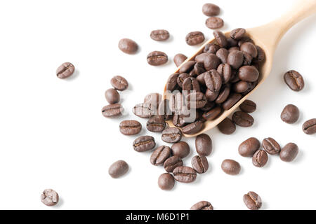Caffè torrefatto in grani in legno scoop isolati su sfondo bianco. Il caffè tradizionale background. vista superiore Foto Stock