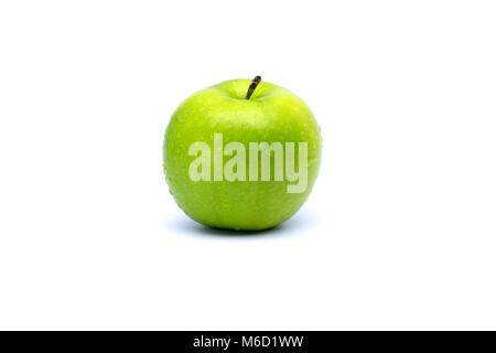 Perfetta Fresca mela verde isolato su sfondo bianco Foto Stock