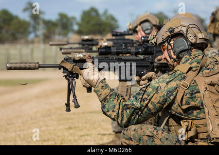 Stati Uniti Marines con 3° Battaglione, 6° Reggimento Marine, seconda divisione Marine (2d MARDIV), condurre una tavola 3 live fuoco durante il 2D MARDIV squadra di fanteria Circolazione Valutazione (ISME) su Camp Lejeune, N.C., Feb 21, 2018. Il 2D MARDIV ISME valuta le competenze tattiche di fanteria squadroni di fucile e determina, in combattimento simulato le condizioni, la divisione più abili e capaci squad. La competizione è stata progettata per enfatizzare il corretto svolgimento delle tattiche, procedure tecniche, e mentre la promozione di una sana concorrenza. (U.S. Marine Corps photo by Lance Cpl. Christian J. Roberts Foto Stock