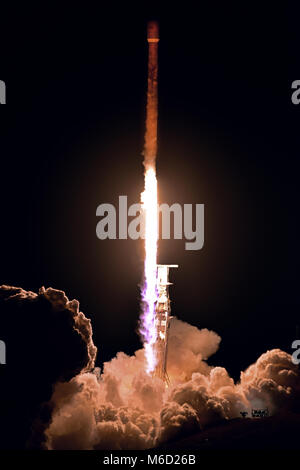 Team Vandenberg lanciato con successo un Falcon 9 rocket portando un PAZ payload da Space Launch Complex-4 qui, giovedì, 22 febbraio, a 6:17 a.m. PST. (U.S. Air Force foto di Rodney velocità) Foto Stock