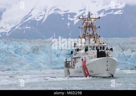 L'equipaggio del guardacoste John McCormick conduce una pattuglia nella baia di disincanto, Alaska, vicino ghiacciaio Hubbard, 13 giugno 2017. La taglierina e il suo equipaggio sono homeported in Ketchikan, Alaska e condurre Coast Guard operazioni in tutto il sud-est Alaska. Coast Guard foto di Sottufficiali di prima classe Matt Miller. Foto Stock