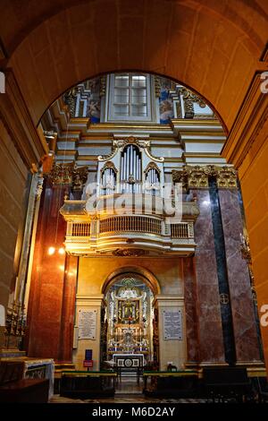 Elaborare altare e organo all'interno di St Pauls Cathedral noto anche come Cattedrale Mdina, Mdina, Malta, l'Europa. Foto Stock