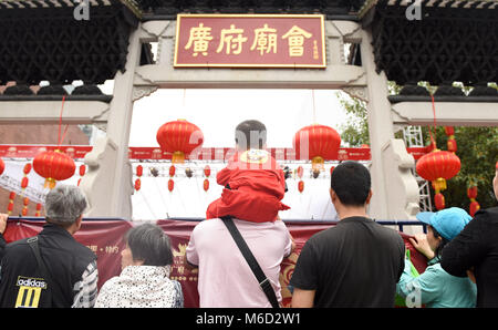 In Guangzhou, la Cina della provincia di Guangdong. 2 Mar, 2018. I cittadini di visitare una fiera del tempio a celebrare la festa delle lanterne a Guangzhou, Cina del sud della provincia di Guangdong, Marzo 2, 2018. Credito: Lu Hanxin/Xinhua/Alamy Live News Foto Stock