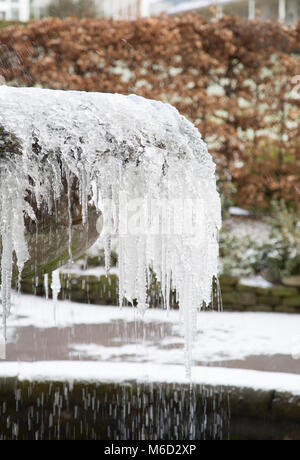 Birmingham Botanical Gardens. 28 Feb, 2018. Regno Unito: Meteo fontana congelati a Birmingham ai Giardini Botanici di credito: lisa robinson/Alamy Live News Foto Stock