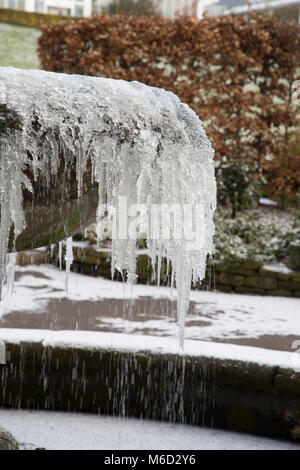 Birmingham Botanical Gardens. 28 Feb, 2018. Regno Unito: Meteo fontana congelati a Birmingham ai Giardini Botanici di credito: lisa robinson/Alamy Live News Foto Stock