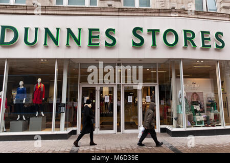 Belfast City Centre, l'Irlanda del Nord. 2 marzo 2018. A causa della continua situazione meteo Dunnes tutti i negozi in Irlanda del Nord sarà chiuso il venerdì 2 marzo Credit: Bonzo Alamy/Live News Foto Stock