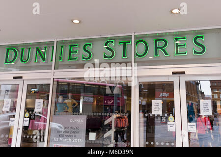 Belfast City Centre, l'Irlanda del Nord. 2 marzo 2018. A causa della continua situazione meteo Dunnes tutti i negozi in Irlanda del Nord sarà chiuso il venerdì 2 marzo Credit: Bonzo Alamy/Live News Foto Stock