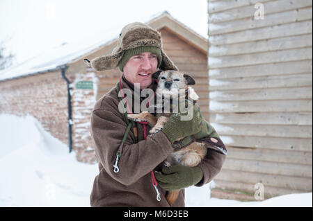 Herefordshire, Regno Unito. Il 2 marzo 2018. Le strade intorno al piccolo Cowarne vicino a Monsummano Terme in Herefordshire sono bloccati con neve dalla tempesta Emma, con alcune derive di raggiungere 6ft. Nella foto è tamponato a Matteo, 43, portando la sua frontiera anziani Terrier Minnie attraverso la neve. Foto Stock