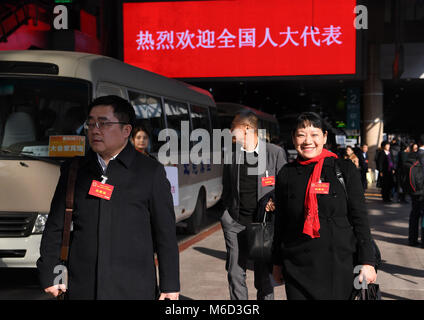 Pechino, Cina. 2 Mar, 2018. Deputati al XIII Congresso Nazionale del Popolo (Anp) da nella provincia di Hebei arriva a Pechino Capitale della Cina, 2 marzo 2018. La prima sessione del XIII NPC si aprirà il 5 marzo. Credito: Yan Yan/Xinhua/Alamy Live News Foto Stock