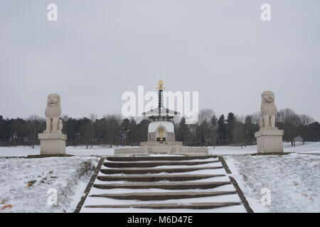 Grande Linford, Milton Keynes, Regno Unito. 2 Marzo, 2018. Neve a la Pagoda della Pace, Willen, Milton Keynes, 2 marzo 2018. Credito: Martin Smith/Alamy Live News Foto Stock