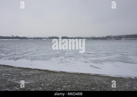 Grande Linford, Milton Keynes, Regno Unito. 2 Marzo, 2018. Coperte di ghiaccio Willen Lake, Milton Keynes, 2 marzo 2018. Credito: Martin Smith/Alamy Live News Foto Stock