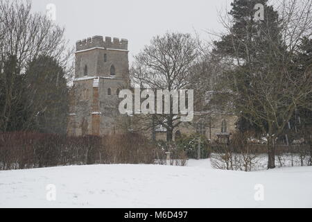 Grande Linford, Milton Keynes, Regno Unito. 2 Marzo, 2018. Neve presso la chiesa di Sant'Andrea grande Linford, Milton Keynes, 2 marzo 2018. Credito: Martin Smith/Alamy Live News Foto Stock