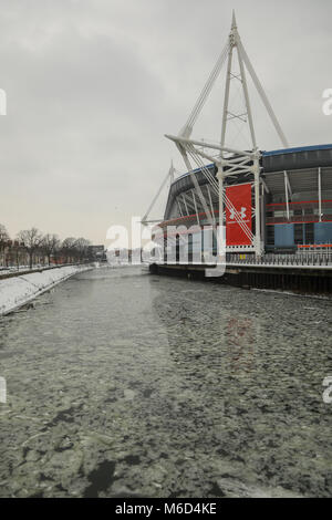 Cardiff, Galles, UK. 2 marzo 2018. Il fiume Taff si blocca oltre a fianco del Principato Stadium di CardiffFollowing una notte di neve pesante e blizzard condizioni. Cardiff è stato dato un rosso di allerta meteo a causa di tempesta Emma, noto anche come la Bestia da est. Inoltre la neve e il maltempo è previsto per tutta la notte. Credito: Haydn Denman/Alamy Live News Foto Stock