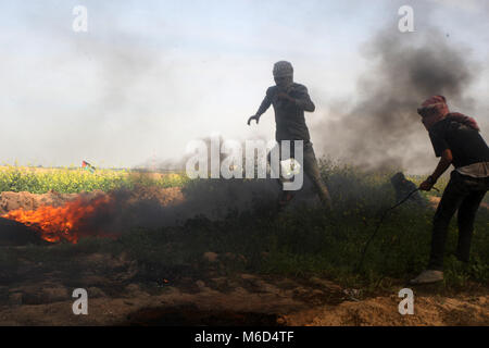 La striscia di Gaza, Territori palestinesi. 02Mar, 2018. I giovani palestinesi si scontrano con le truppe israeliane nei pressi del confine con Israele a est di Khan Younis nel sud della striscia di Gaza, il 2 marzo 2018. Credito: Abed Rahim Khatib/risveglio/Alamy Live News Foto Stock