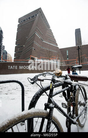 Londra, Regno Unito. 2 Mar, 2018. Una bicicletta visto coperto di neve nella parte anteriore della galleria d'arte Tate Modern a Londra centrale. Credito: B Rouco-3140.jpg/SOPA Immagini/ZUMA filo/Alamy Live News Foto Stock